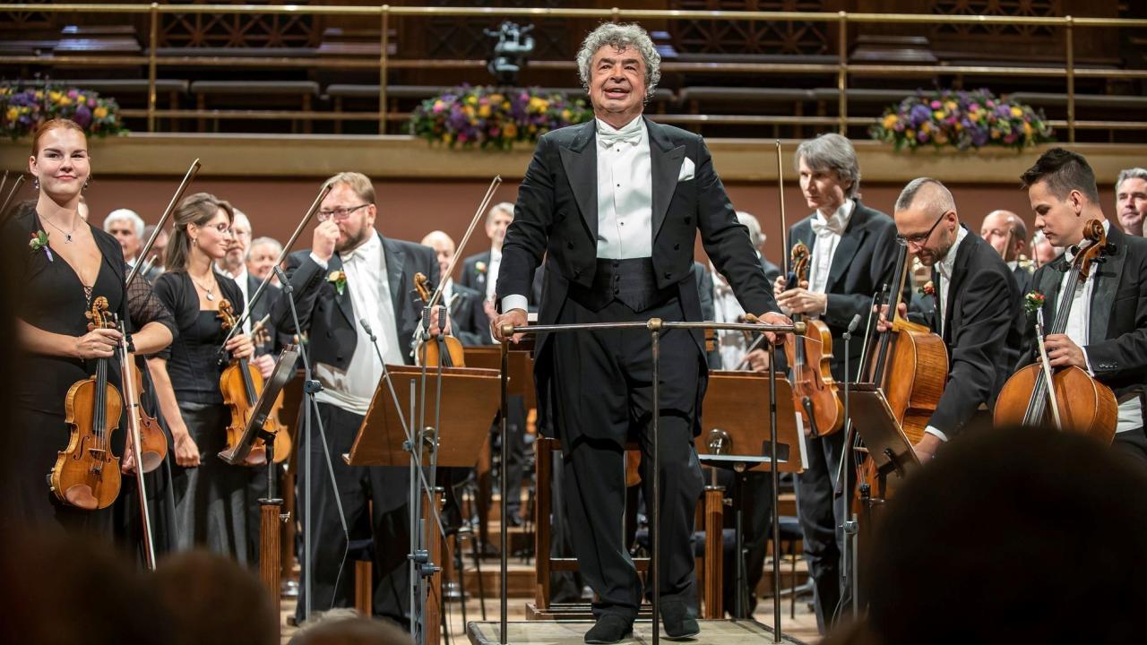 Sir Simon Rattle diriguje české a terezínské autory